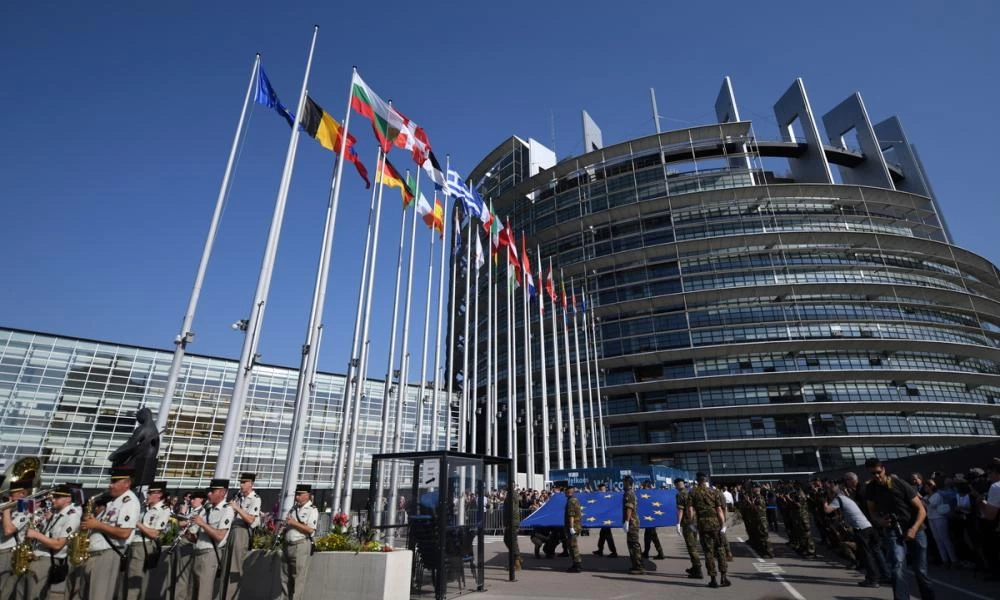 Koρονοϊός: To εμβόλιο της Pfizer εγκρίθηκε από την Κομισιόν